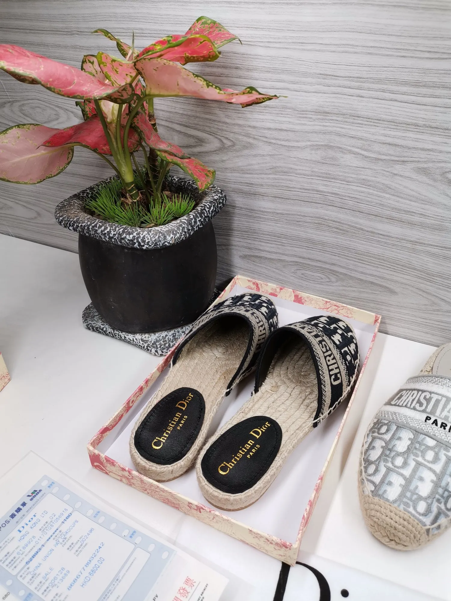 👟👟Ex-factory price 400👟👟 In 2020, new colors are coming simultaneously on the official website of the DIOR fisherman shoe series: original development, original anatomy display, exclusive outsole, you can compare as you like.  [Material] 1⃣️Sole: The only 1:1 exclusive rubber sole on the market 🌸. Fabric original embroidery. Lining: imported sheepskin, delicate and soft. [Size] 35-40.